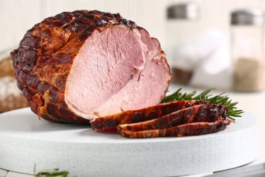 Beyaz ahşap arka planda lezzetli füme jambon olan tahta.