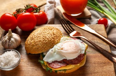 Benedict yumurtalı ahşap tahta.