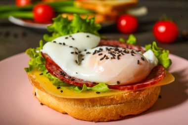 Benedict yumurtalı tabak, masada, yakın plan.