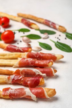 Pastırmalı leziz İtalyan Grissini, yakın plan.