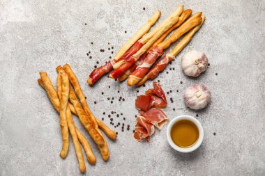 Hafif arka planda pastırmalı lezzetli İtalyan Grissini.