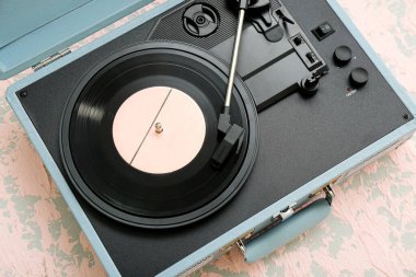 Grunge arka planında vinil diski olan kayıt oynatıcı, kapat