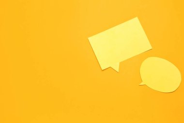 Turuncu zemin üzerine boş konuşma balonu