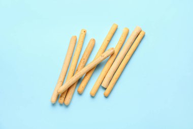 Mavi arka planda Lezzetli İtalyan Grissini