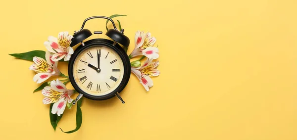 Relógio Despertador Belas Flores Alstroemeria Fundo Amarelo Com Espaço Para — Fotografia de Stock