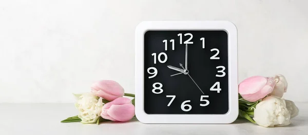 Clock Beautiful Tulip Flowers Light Background — Stock Photo, Image