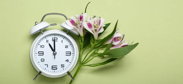 目覚まし時計と文字盤のためのスペースと緑の背景にAlstroemeria花 — ストック写真