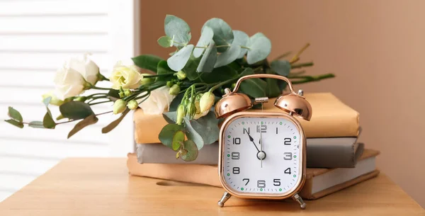 Bouquet Beautiful Flowers Books Alarm Clock Wooden Table Room — Fotografia de Stock