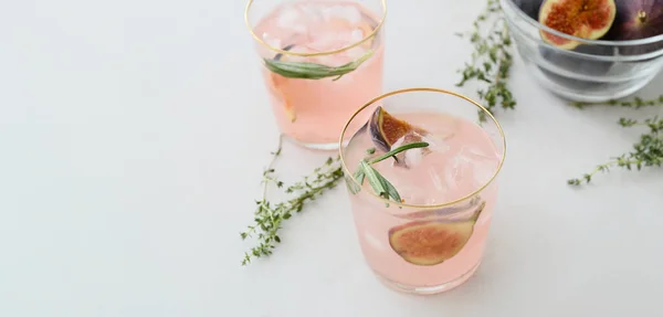 Bicchieri Gustosa Limonata Fico Sfondo Chiaro Con Spazio Testo — Foto Stock
