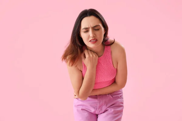 Молодая Женщина Страдает Менструальных Спазмов Розовом Фоне — стоковое фото
