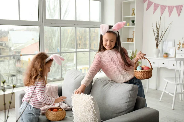 Kislányok Nyuszifülekben Húsvéti Tojással Otthon — Stock Fotó