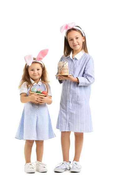 Kleine Mädchen Hasenohren Mit Ostereiern Und Kuchen Auf Weißem Hintergrund — Stockfoto