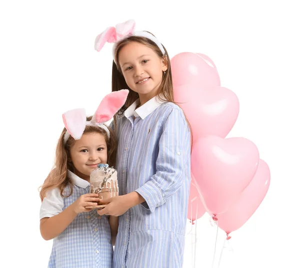 戴着复活节蛋糕和白色背景气球的兔子耳朵小女孩 — 图库照片