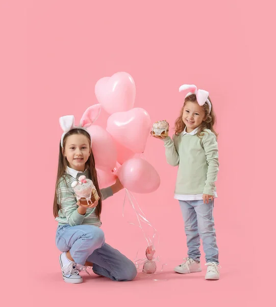 Kleine Mädchen Hasenohren Mit Osterkuchen Und Luftballons Auf Rosa Hintergrund — Stockfoto