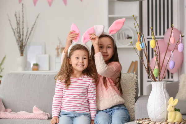 Kleine Meisjes Konijnenoren Vieren Pasen Thuis — Stockfoto