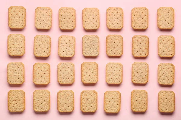 Many Tasty Crackers Pink Background — Stock Photo, Image