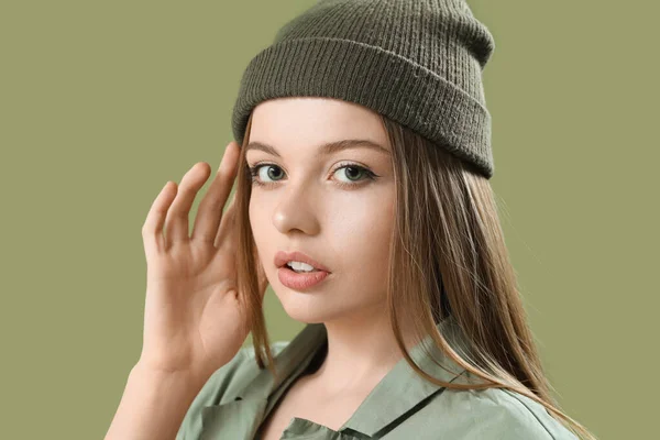 Fashionabla Ung Kvinna Hatt Grön Bakgrund — Stockfoto