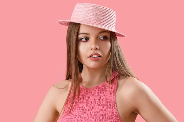 Modieuze Jonge Vrouw Met Hoed Roze Achtergrond — Stockfoto