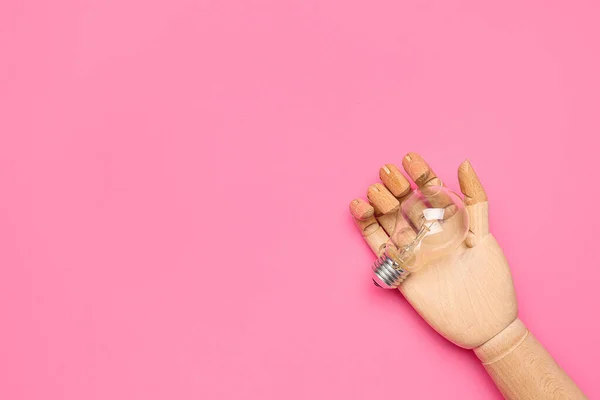 Mão Madeira Com Lâmpada Fundo Rosa Conceito Visão — Fotografia de Stock