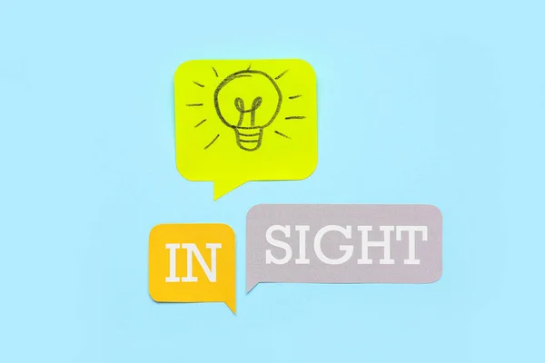 Sprechblasen Mit Wortinsight Und Gezeichneter Glühbirne Auf Blauem Hintergrund — Stockfoto