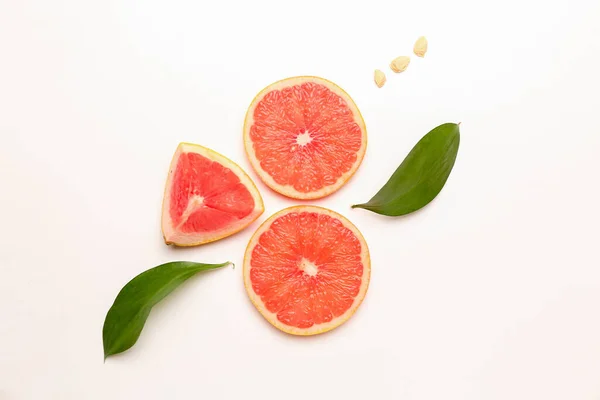 Composition Pieces Ripe Grapefruit Seeds Plant Leaves Isolated White Background — Stock Photo, Image