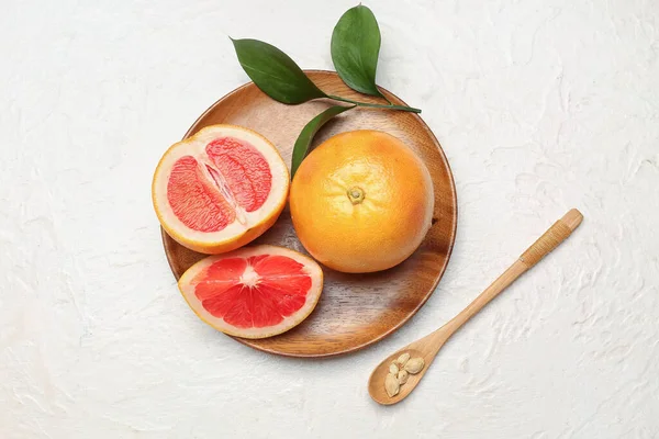 Wooden Plate Ripe Grapefruits Seeds Light Background — Stock Photo, Image
