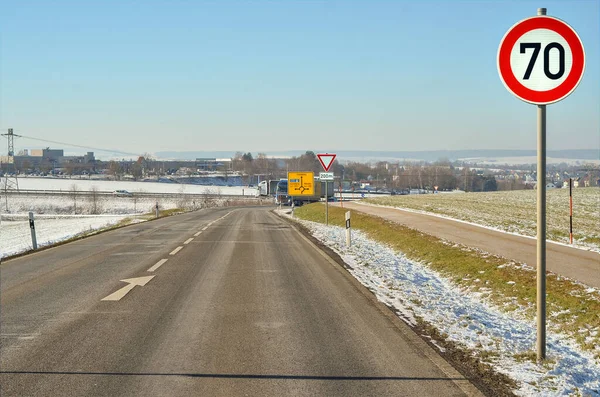 Vista Carretera Con Límite Velocidad Signo Día Invierno —  Fotos de Stock