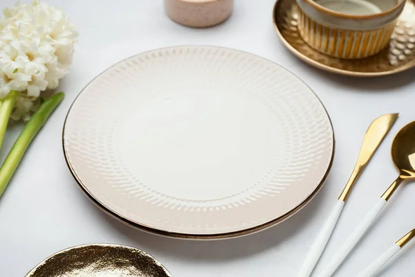 Σύνθεση Καθαρά Πιάτα Μαχαιροπήρουνα Και Όμορφη Υάκινθος Λευκό Φόντο — Φωτογραφία Αρχείου