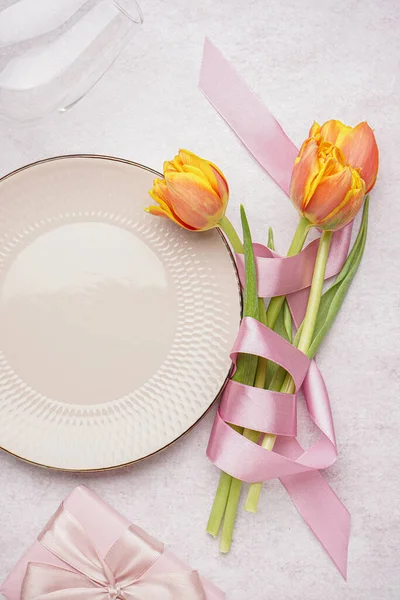 Clean Plate Beautiful Tulip Flowers White Grunge Table — Stock Photo, Image
