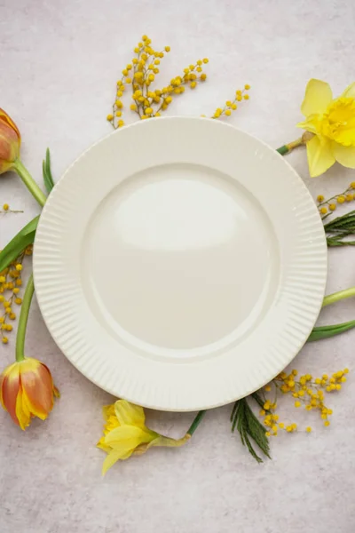 Samenstelling Met Schone Plaat Mooie Bloemen Witte Grunge Tafel — Stockfoto