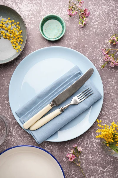 Clean Plate Cutlery Flowers Grey Grunge Table — Stock Photo, Image