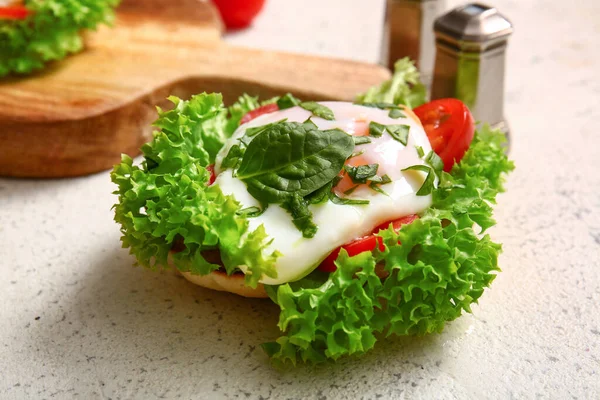 Вкусное Яйцо Бенедикт Овощи Белом Столе Крупным Планом — стоковое фото