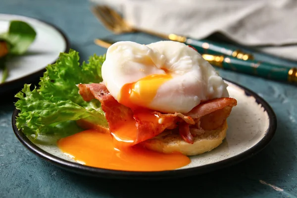 Plate Tasty Eggs Benedict Grey Grunge Table Closeup — Stock Photo, Image