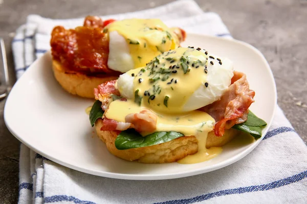 Plate Tasty Eggs Benedict Grey Grunge Table Closeup — Stock Photo, Image