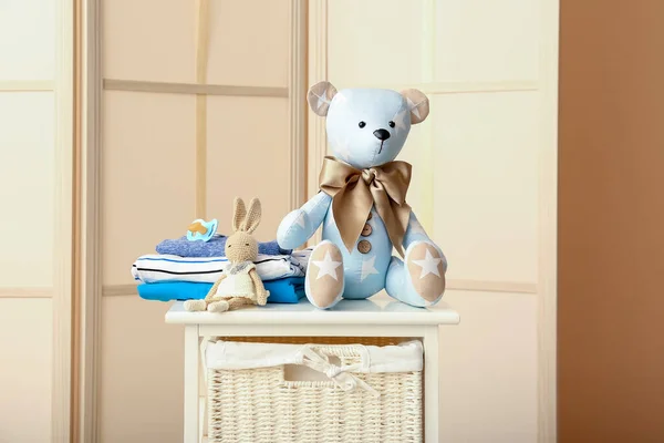 Іграшковий Ведмідь Кроликом Дитячим Одягом Полиці Кімнаті — стокове фото