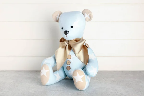 Urso Brinquedo Mesa Perto Parede Madeira Branca — Fotografia de Stock