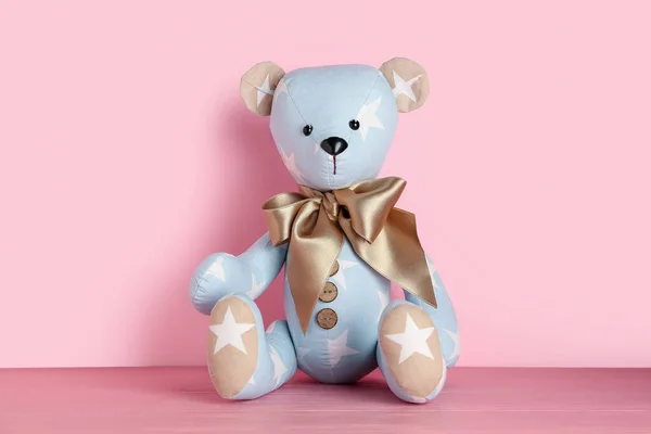 Urso Brinquedo Mesa Perto Parede Rosa — Fotografia de Stock