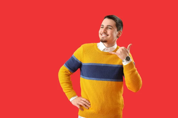 Cooler Junger Mann Zeigt Call Geste Auf Rotem Hintergrund — Stockfoto