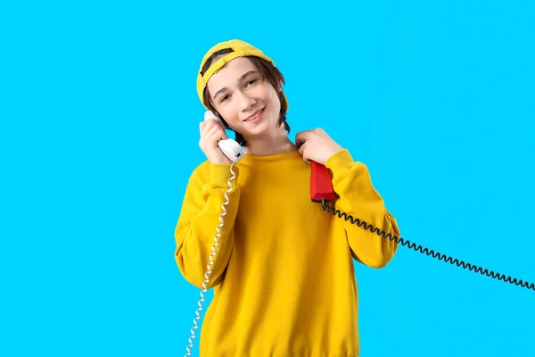 Δροσερό Έφηβο Αγόρι Δέκτες Τηλεφώνου Μπλε Φόντο — Φωτογραφία Αρχείου