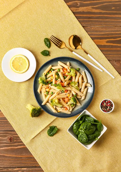 Plate Tasty Pasta Salad Wooden Background — Stock Photo, Image