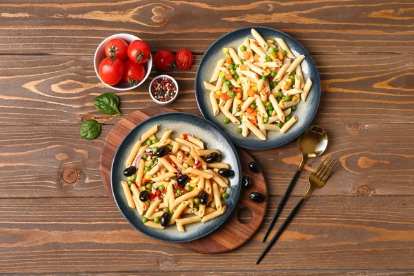 Plates Tasty Pasta Salad Wooden Background — Stock Photo, Image