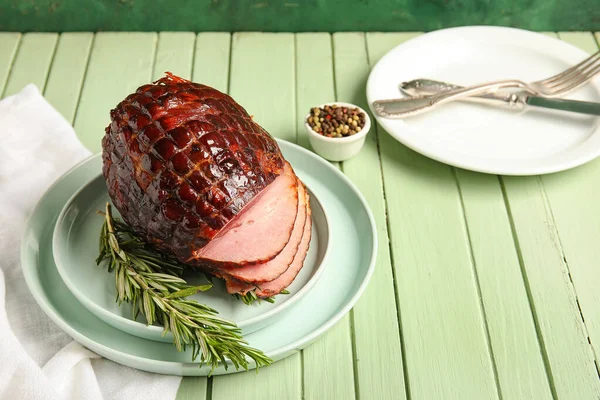 Plates Tasty Smoked Ham Green Wooden Background — Stock Photo, Image