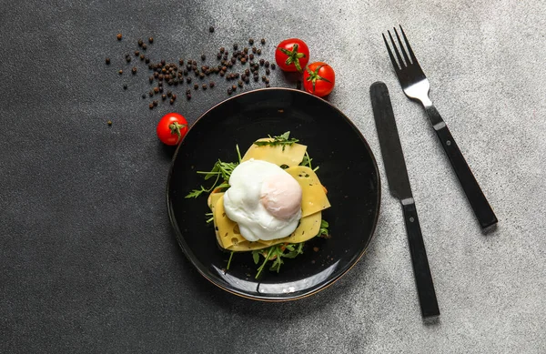 グランジの背景においしい卵ベネディクトとプレート — ストック写真