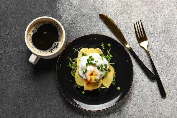 プレートおいしい卵ベネディクトとグランジの背景にコーヒーカップ — ストック写真