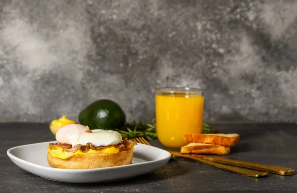 テーブルの上においしい卵ベネディクトとオレンジジュースのガラスとプレート — ストック写真