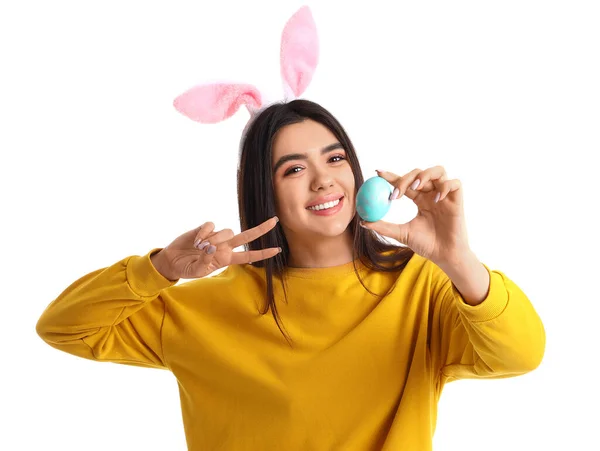 Mladá Žena Králičí Uši Velikonočním Vejcem Ukazuje Vítězství Gesto Bílém — Stock fotografie