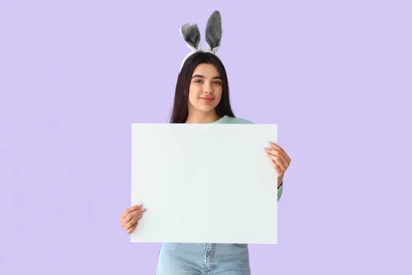 小兔子耳朵里的年轻女人 背景是淡紫色的空白纸片 复活节庆祝活动 — 图库照片