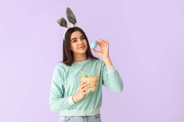 Mladá Žena Králičí Uši Košíkem Velikonočních Vajec Šeříku Pozadí — Stock fotografie