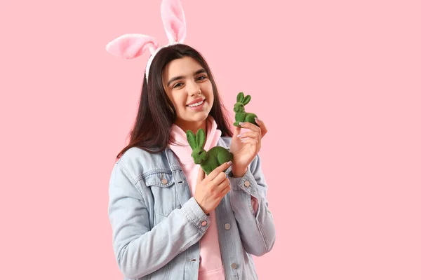 Junge Frau Hasenohren Mit Osterhasen Auf Rosa Hintergrund — Stockfoto