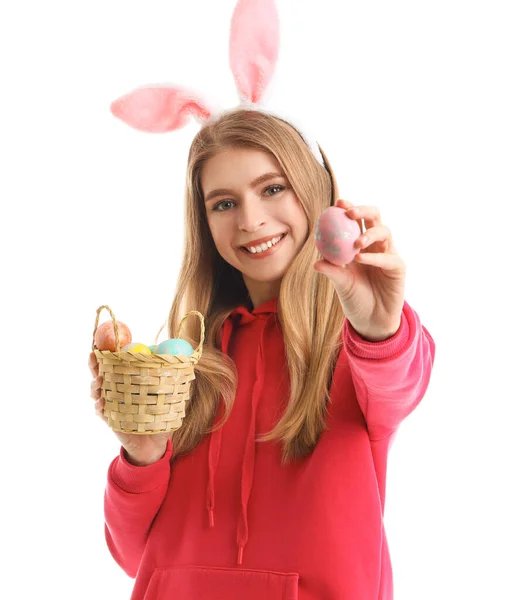 Mladá Žena Králičí Uši Košíkem Velikonočních Vajec Bílém Pozadí — Stock fotografie